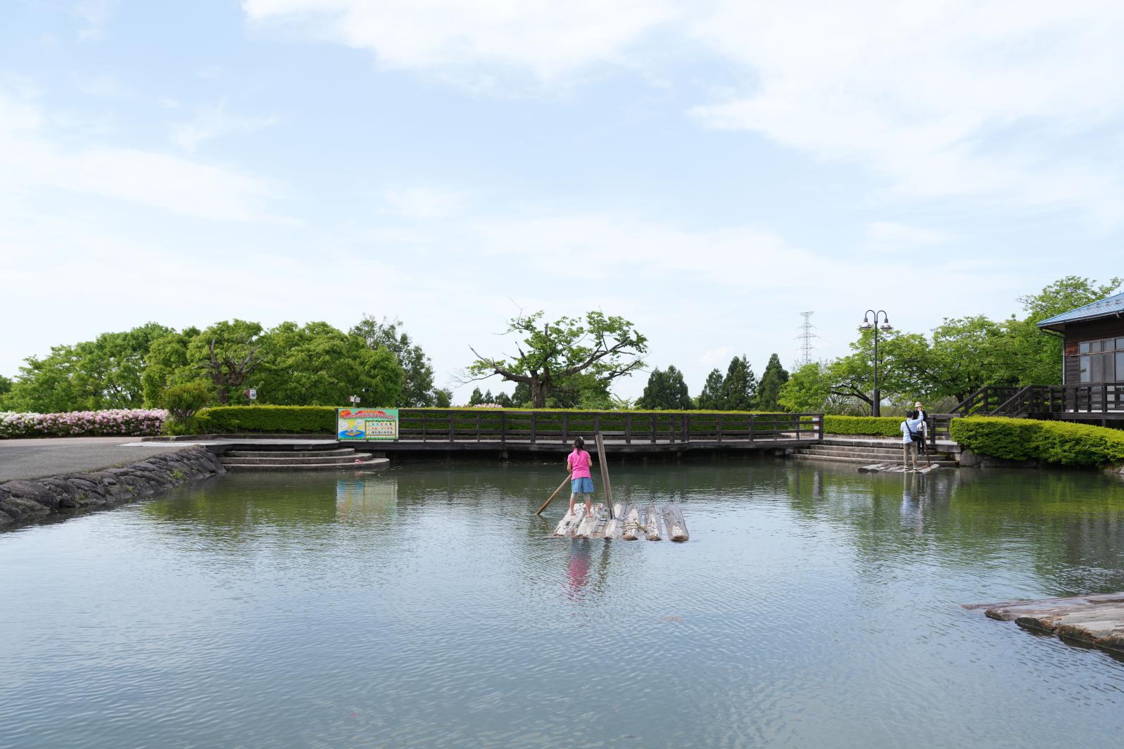 バーベキュー広場では、「いかだ遊び」も！-1