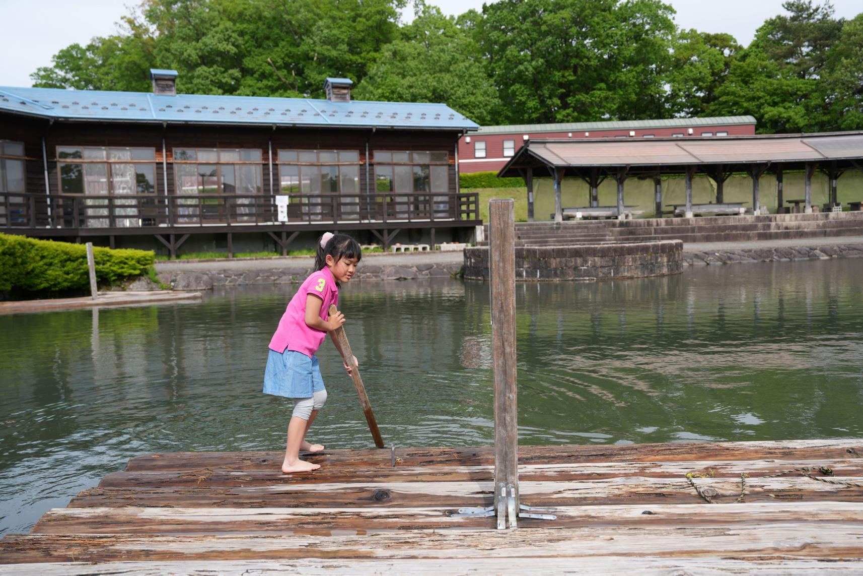 バーベキュー広場では、「いかだ遊び」も！-0