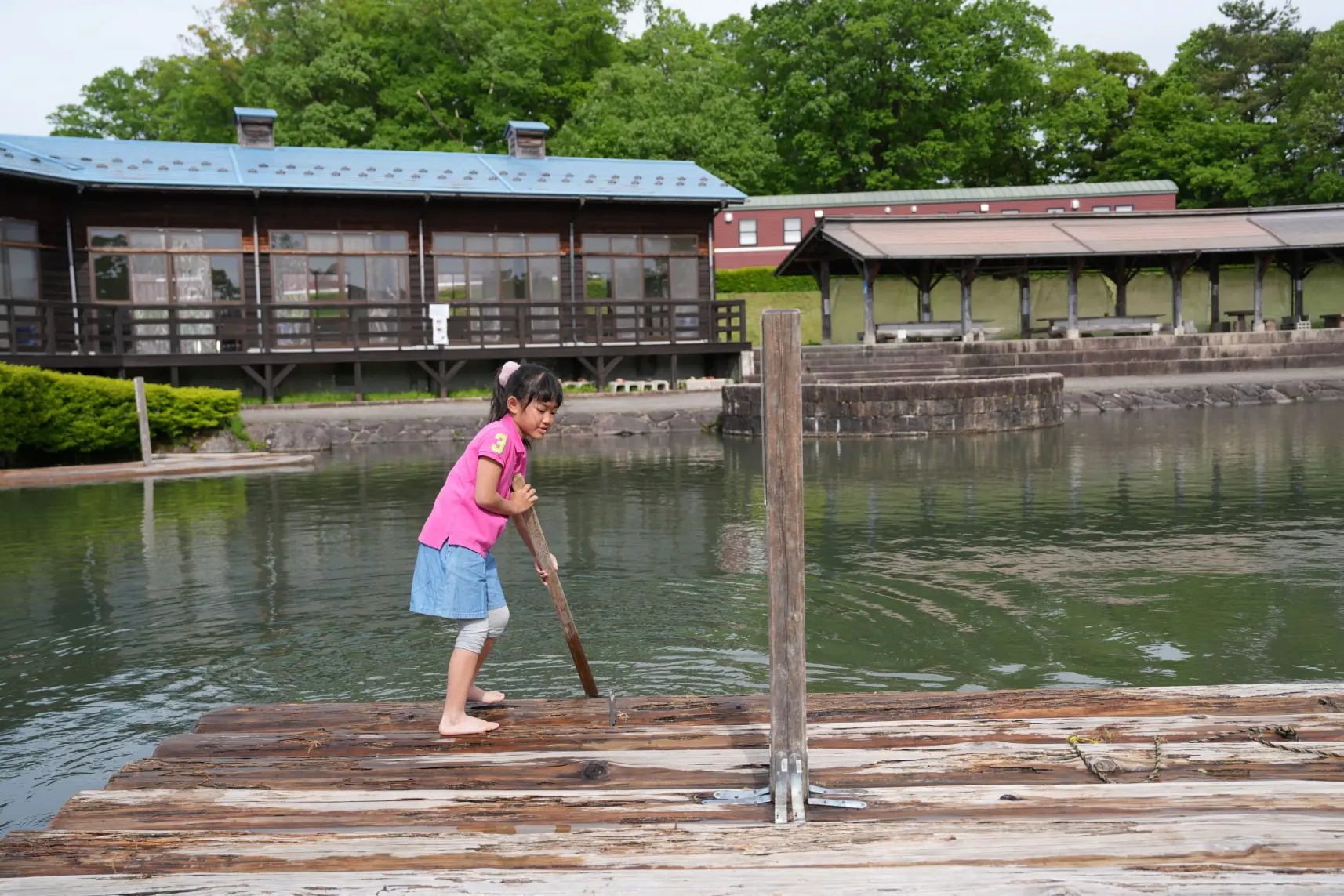 バーベキュー広場では、「いかだ遊び」も！-0