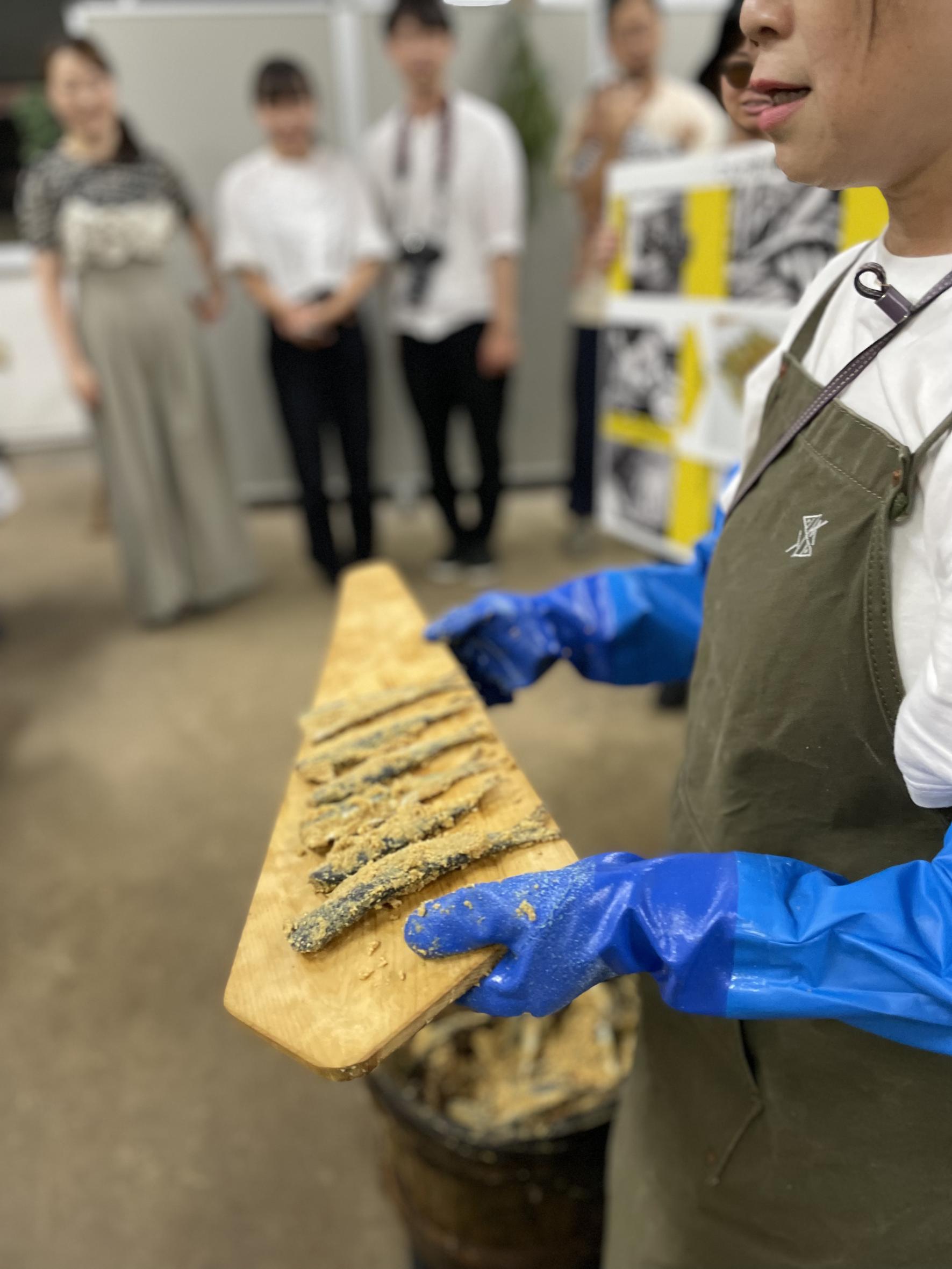 冬に仕込み、梅雨明けに開く！伝統の「樽上げ」-0