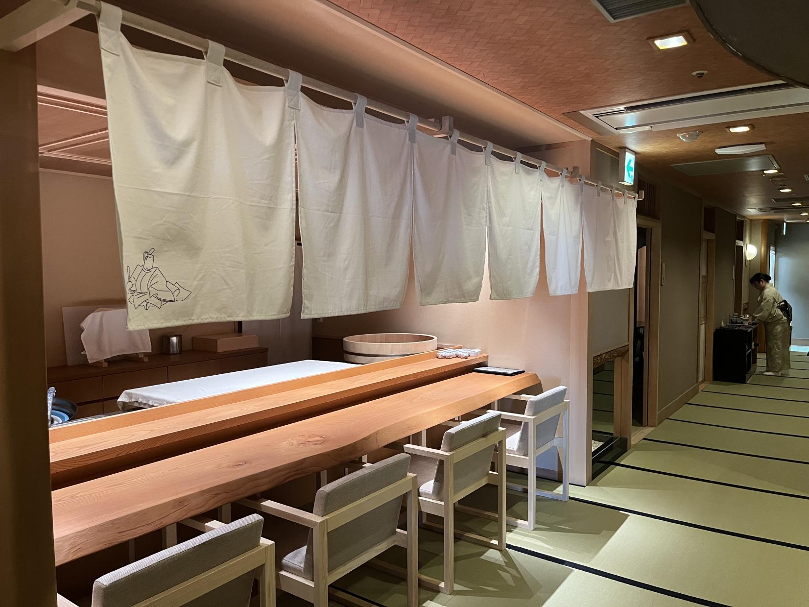 各部屋に接待係が付く伝統のおもてなし・「雄山」コースに舌鼓-0