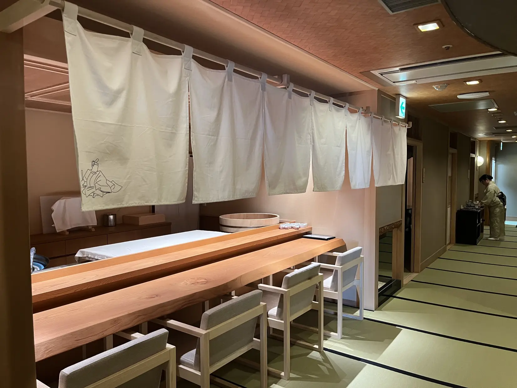各部屋に接待係が付く伝統のおもてなし・「雄山」コースに舌鼓-0