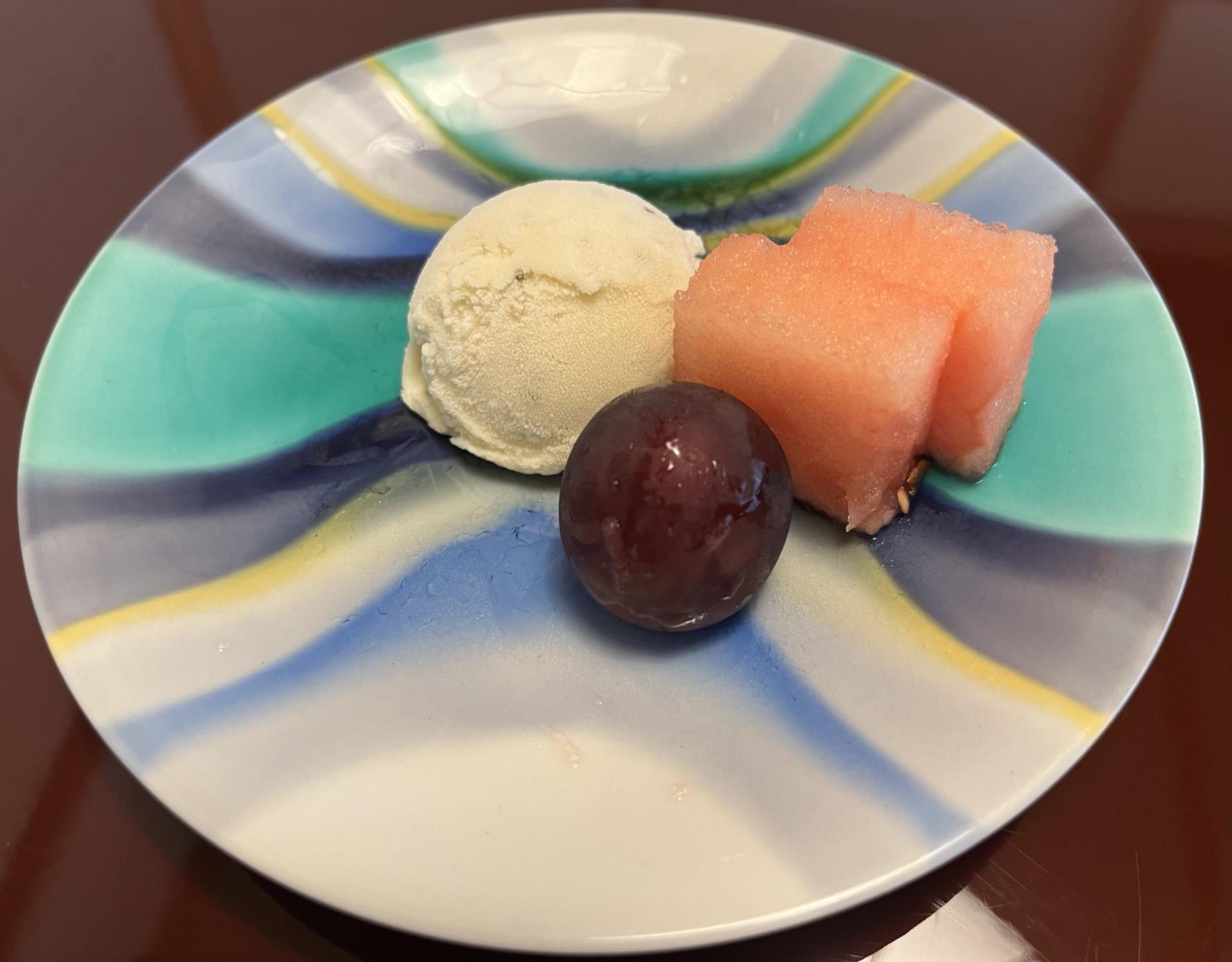 四代目徳田八十吉作・優しい色合いの九谷焼と氷菓に癒される-0