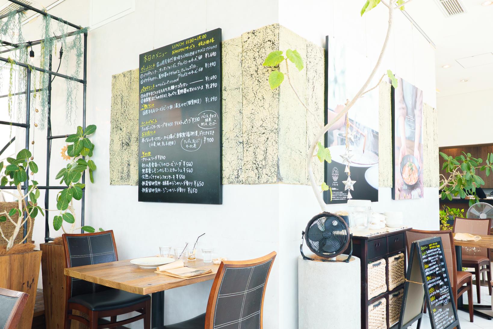 開放感のある店内-1