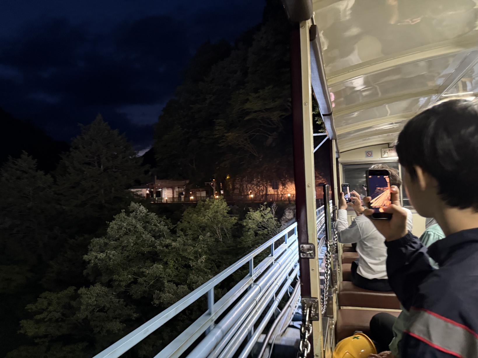 闇の中を進むトロッコ電車-1