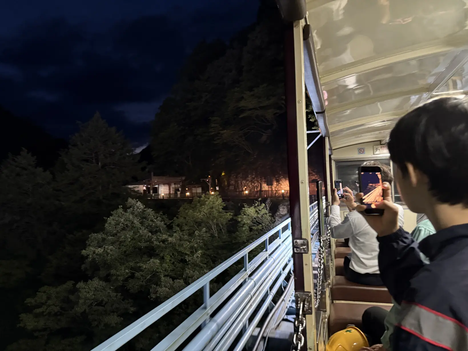 闇の中を進むトロッコ電車-1
