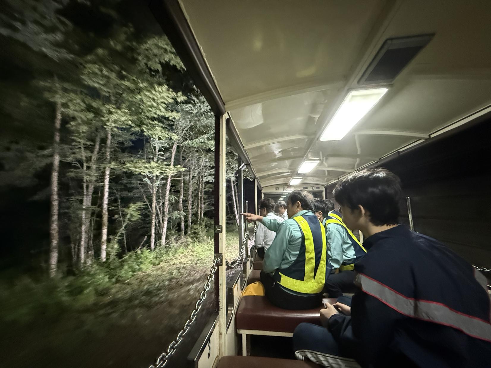 闇の中を進むトロッコ電車-0