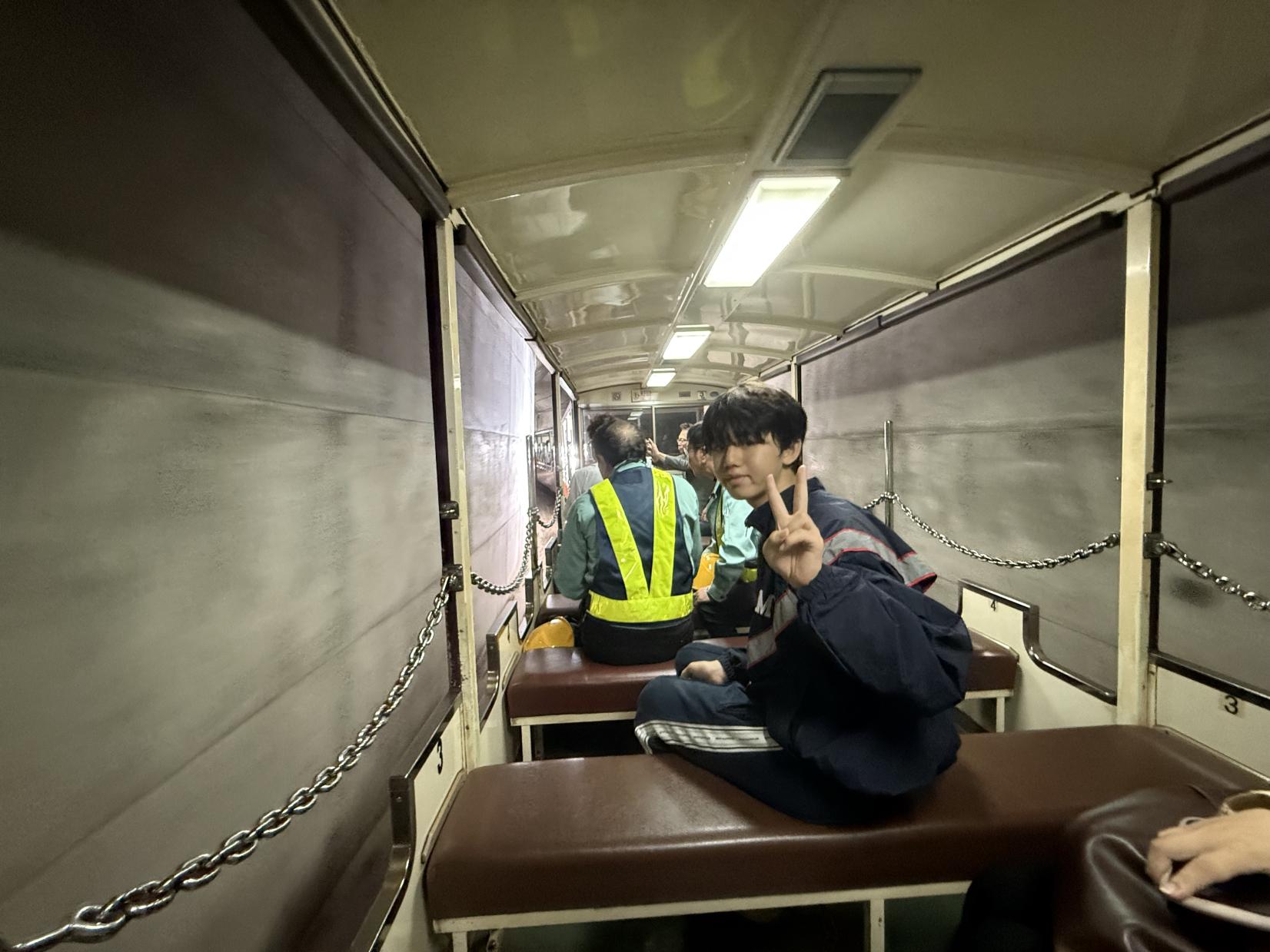 闇の中を進むトロッコ電車-2