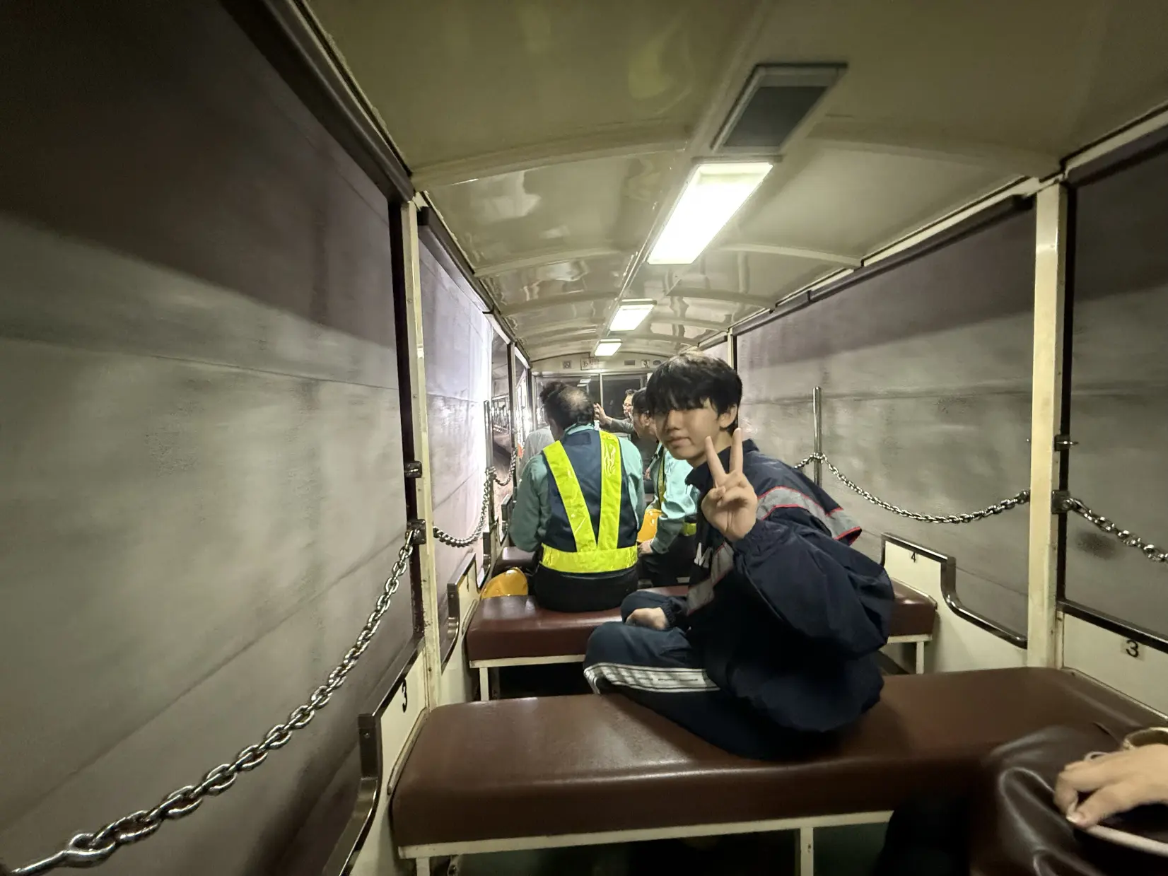 闇の中を進むトロッコ電車-2