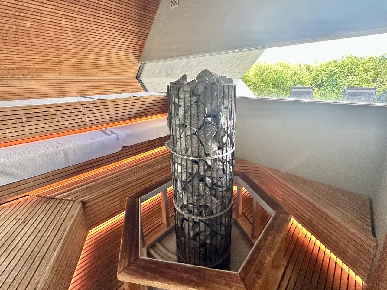 自然に溶け込むサウナホテル「The Hive」-3