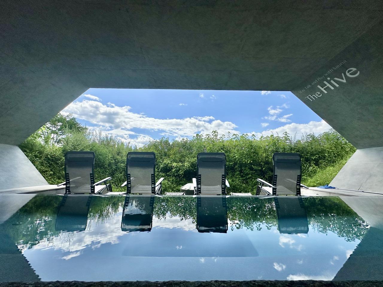 自然に溶け込むサウナホテル「The Hive」-1