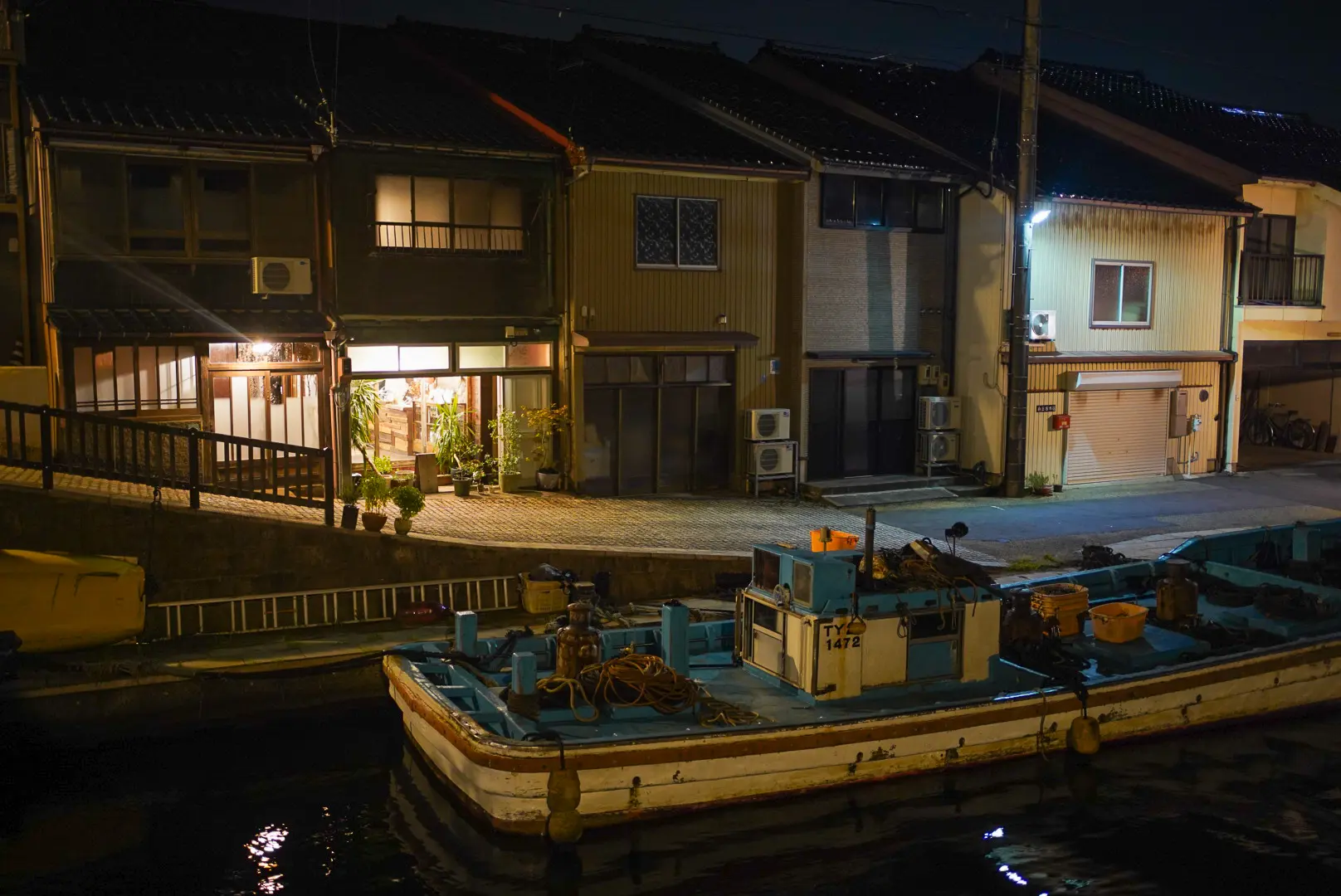 夜まで開いている美容院。お酒も飲める？-0