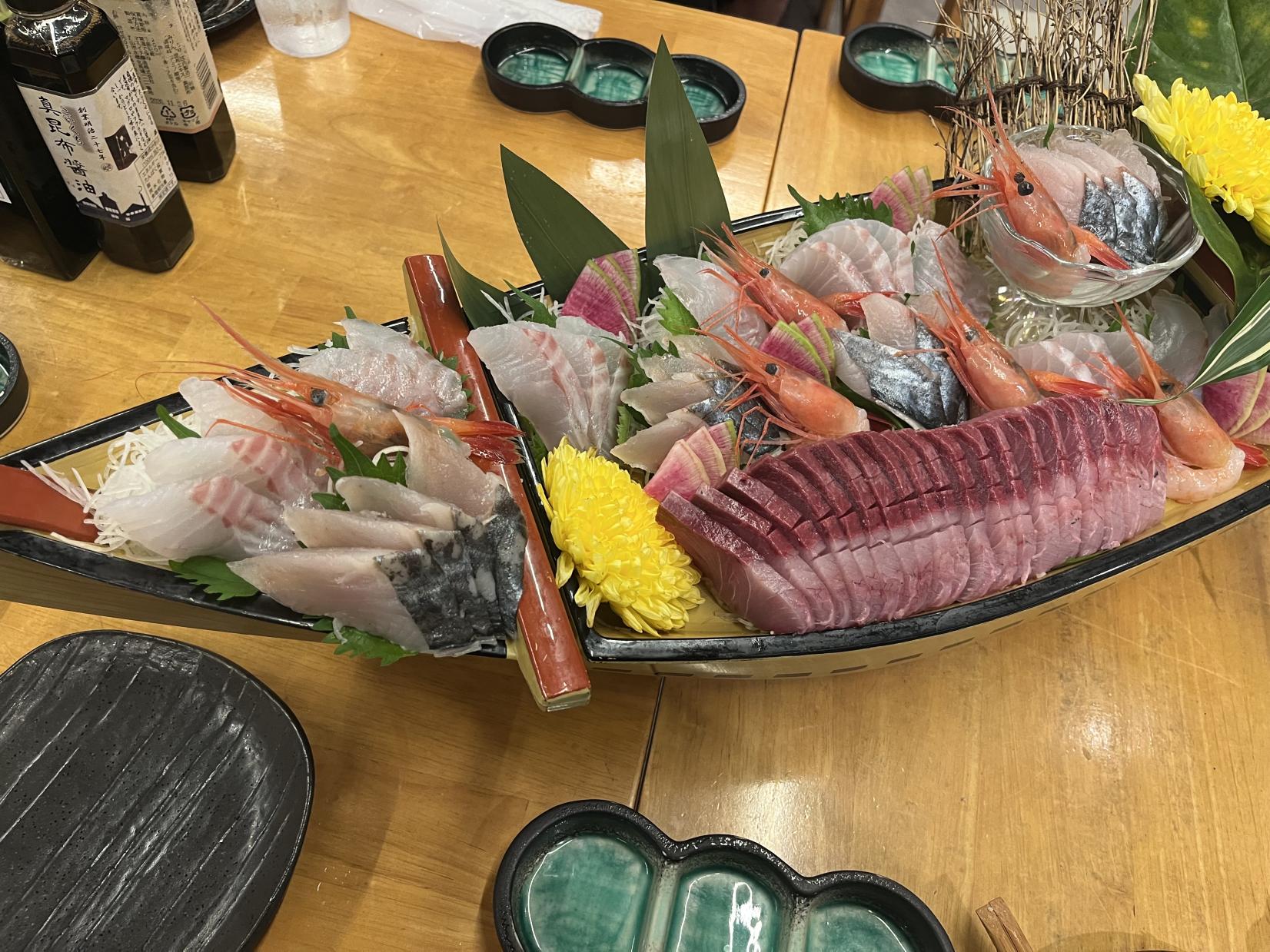 どどーんと登場！富山湾の海の幸ふんだんな舟盛り-0