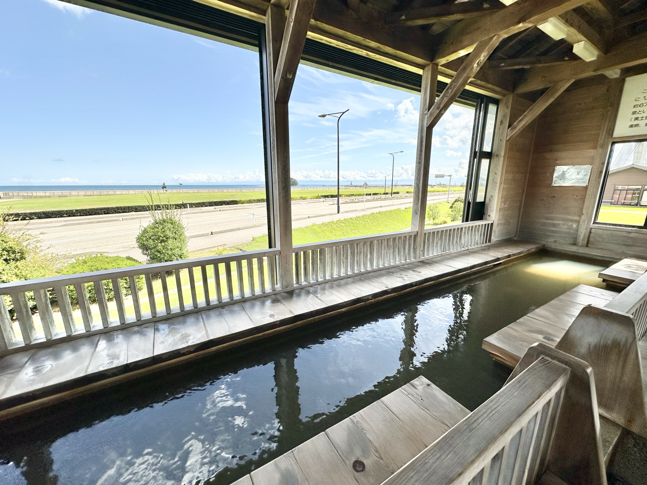 足湯で富山湾を眺めながらリラックス！-0