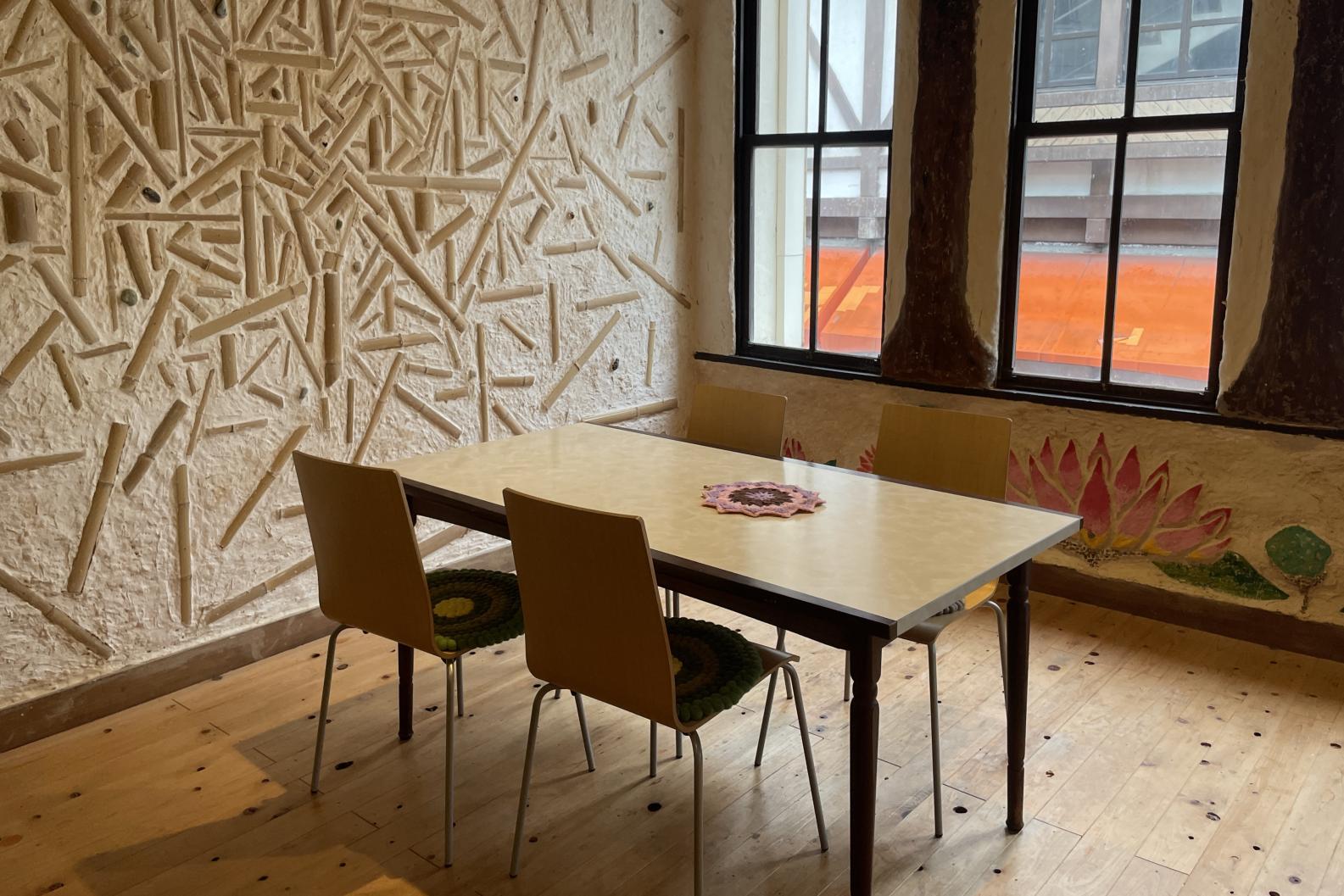 2階は、まさに異空間！-1