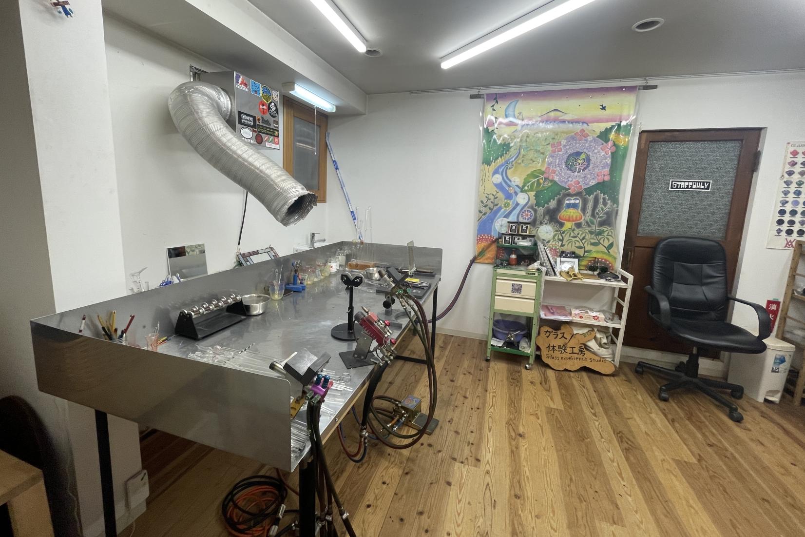 ガラス体験で、世界で1つ、自分だけのコップを制作-4