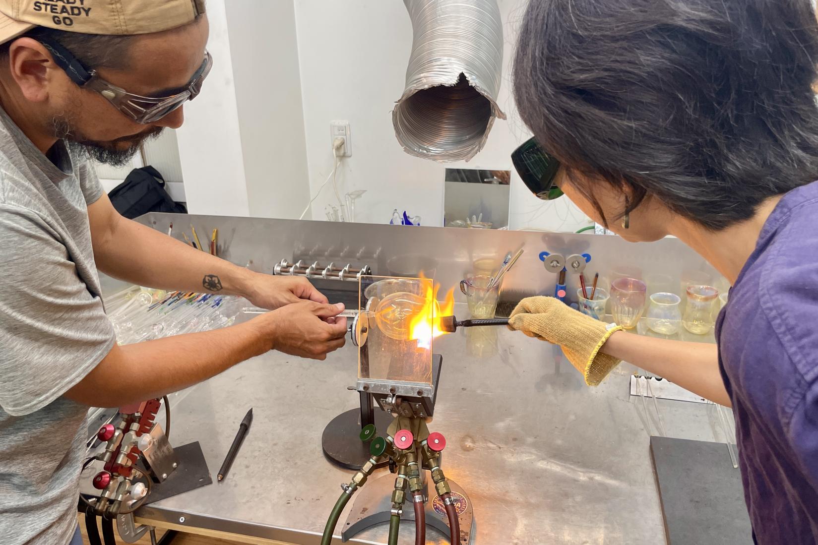 ガラス体験で、世界で1つ、自分だけのコップを制作-2