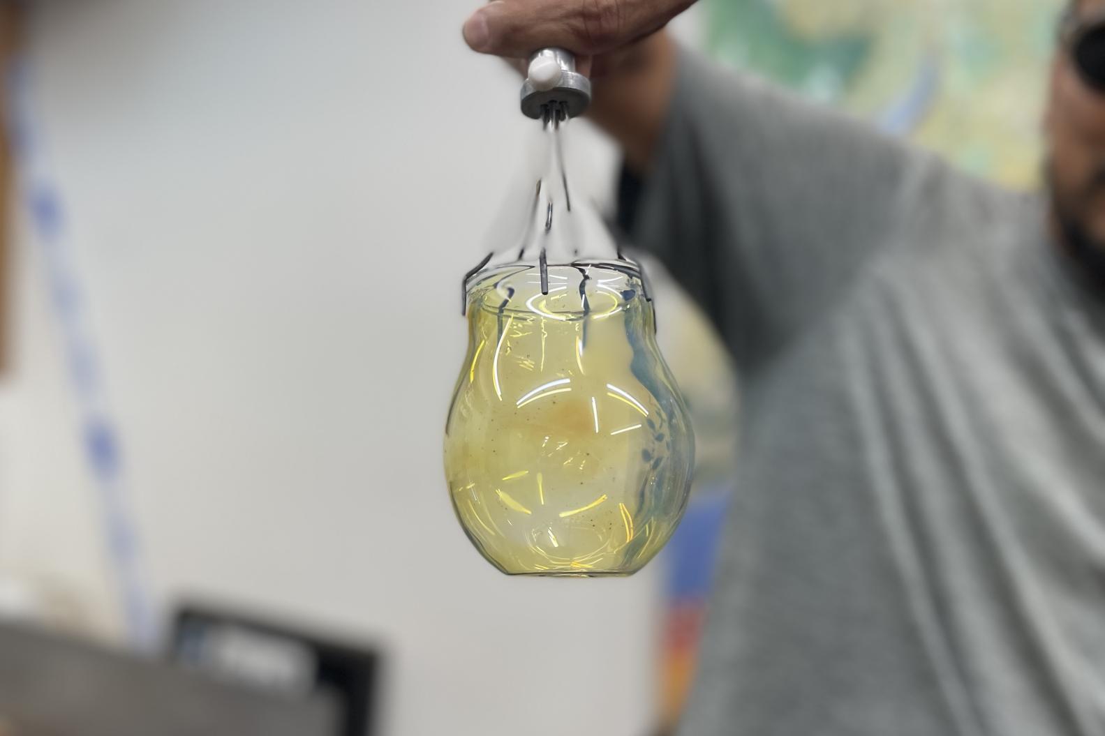 ガラス体験で、世界で1つ、自分だけのコップを制作-3