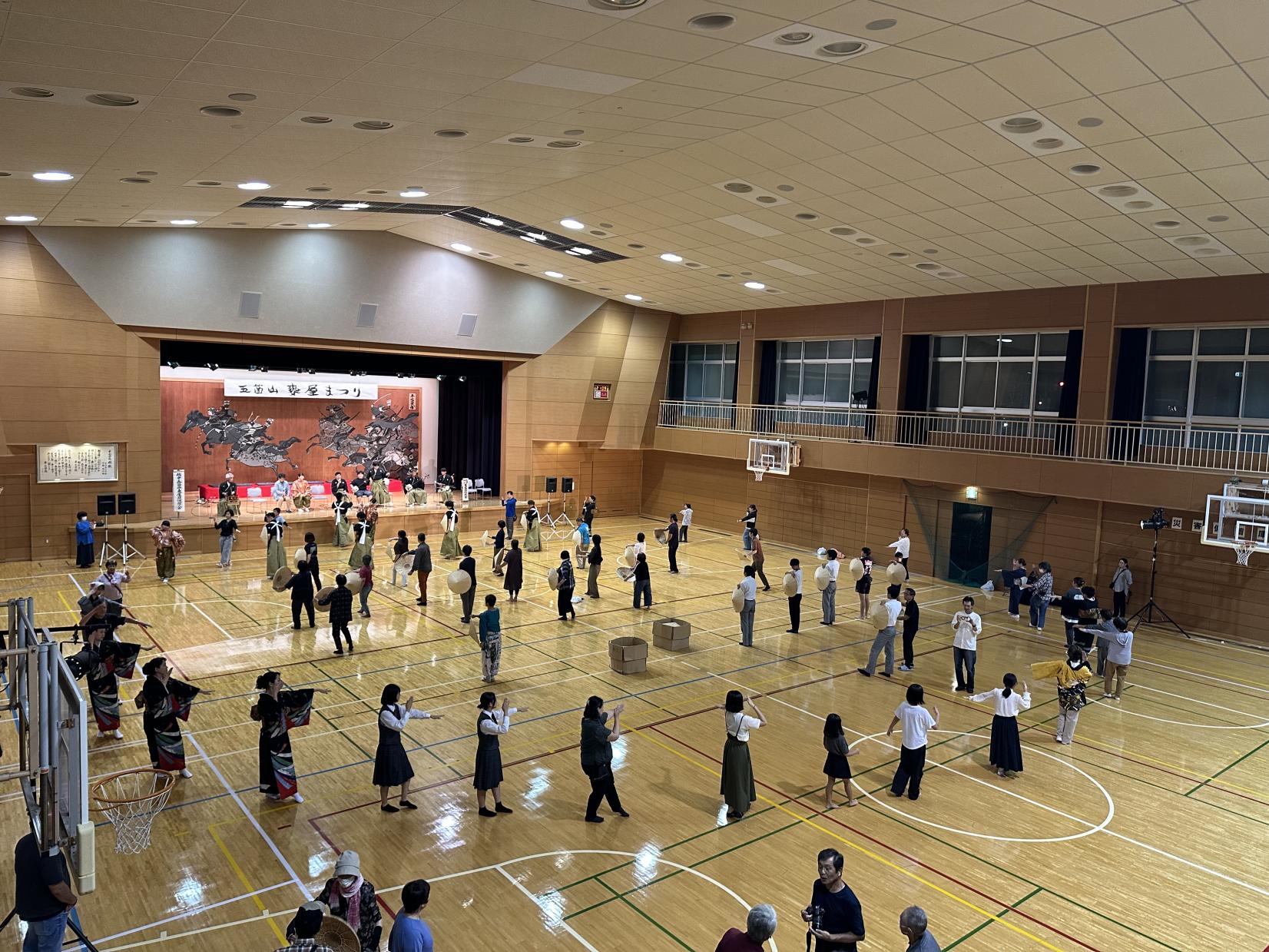 地元の温かさに触れる輪踊り-0