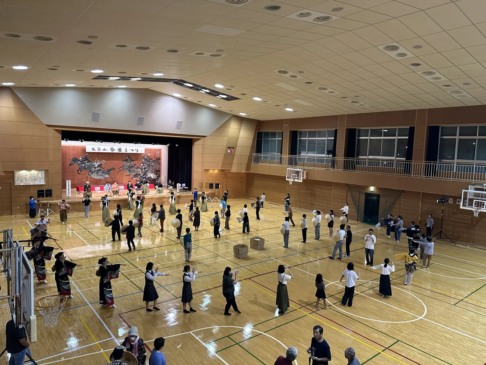 地元の温かさに触れる輪踊り-0