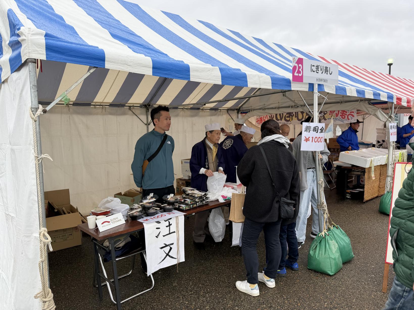 悪天候のなか、出店者たちが奮闘！-2