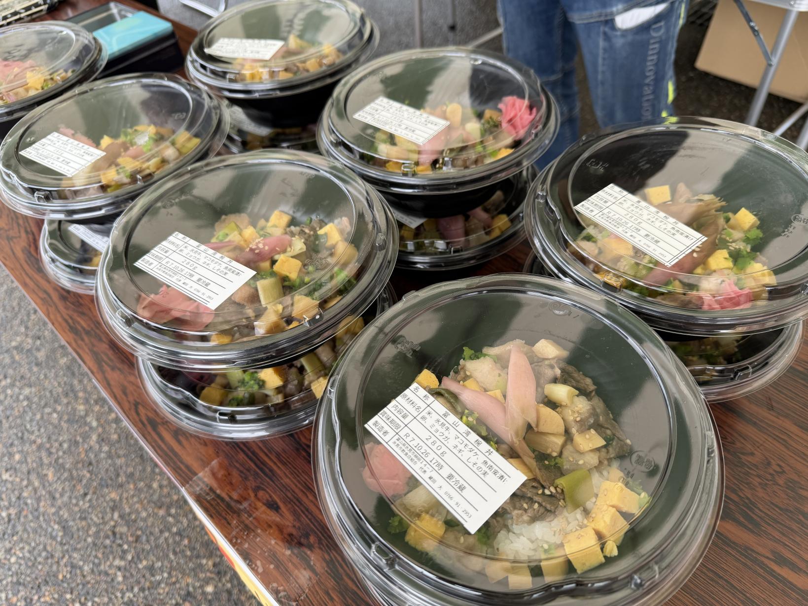 悪天候のなか、出店者たちが奮闘！-6