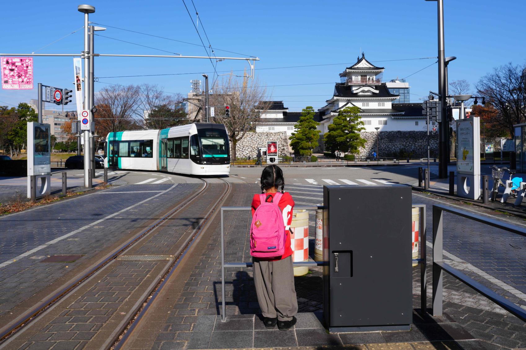 ②「富山市ガラス美術館」へ　【富山地方鉄道  市内軌道線　国際会議場前~グランドプラザ前】-0