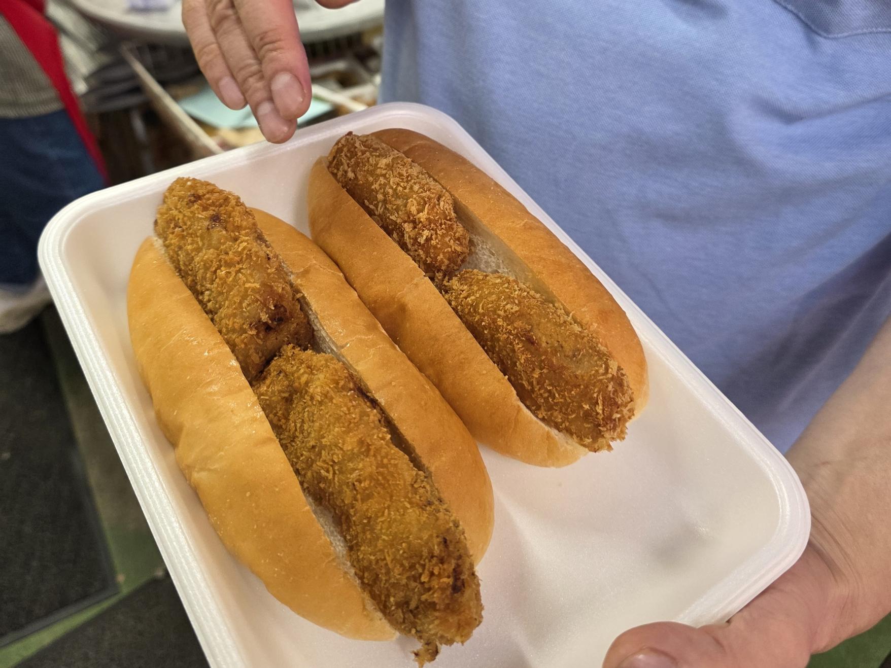 いよいよメンチカツパンの登場。なんと贅沢にメンチカツが2枚挟まっている！-0