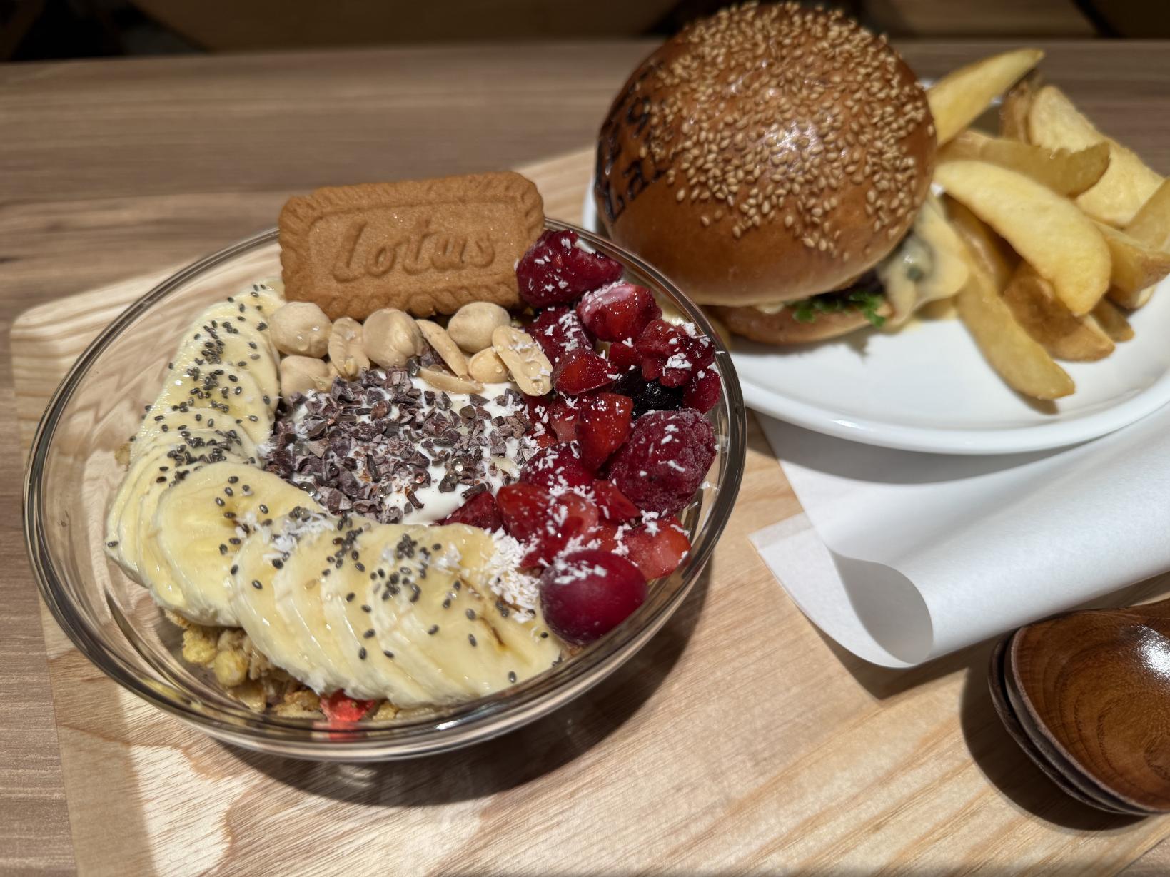 ３．ハンバーガーとアサイーボウルの「29LaB BURGER+cafe 富山駅前店」-0