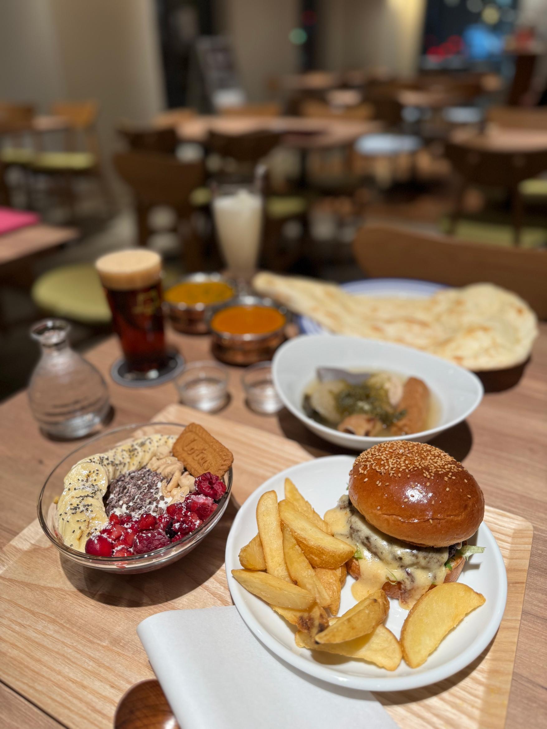 どの席でも注文OK！使いやすいフードホールに-1