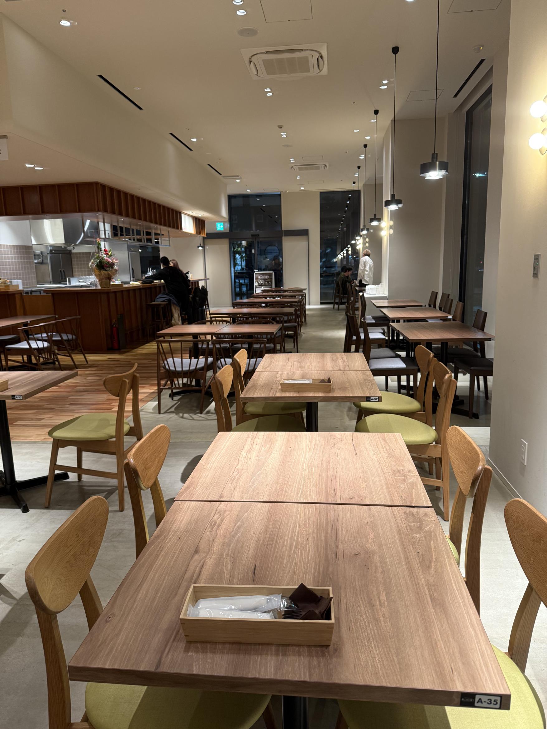 どの席でも注文OK！使いやすいフードホールに-0