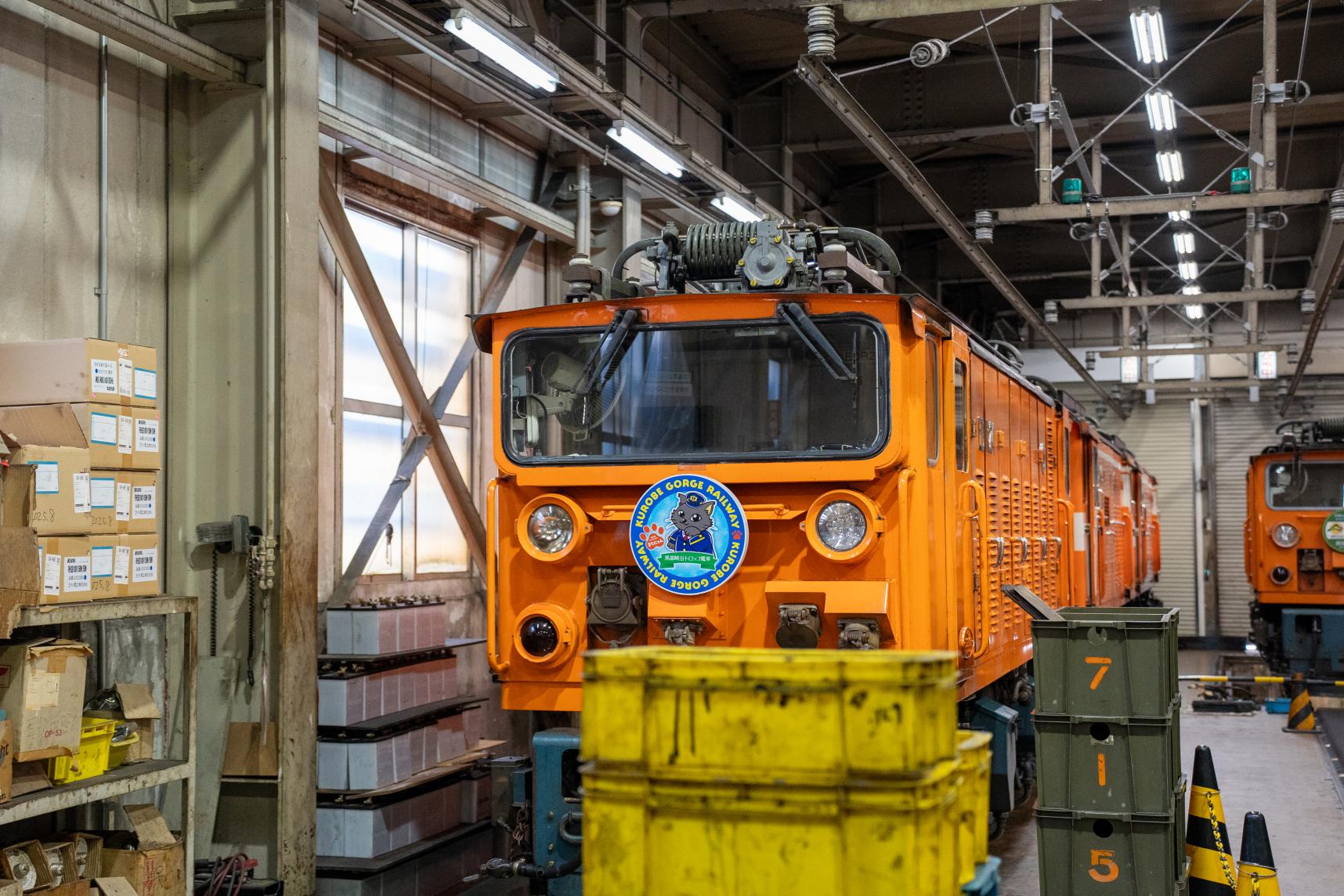 このツアーで特別に見学できる「機関車検修庫」-0