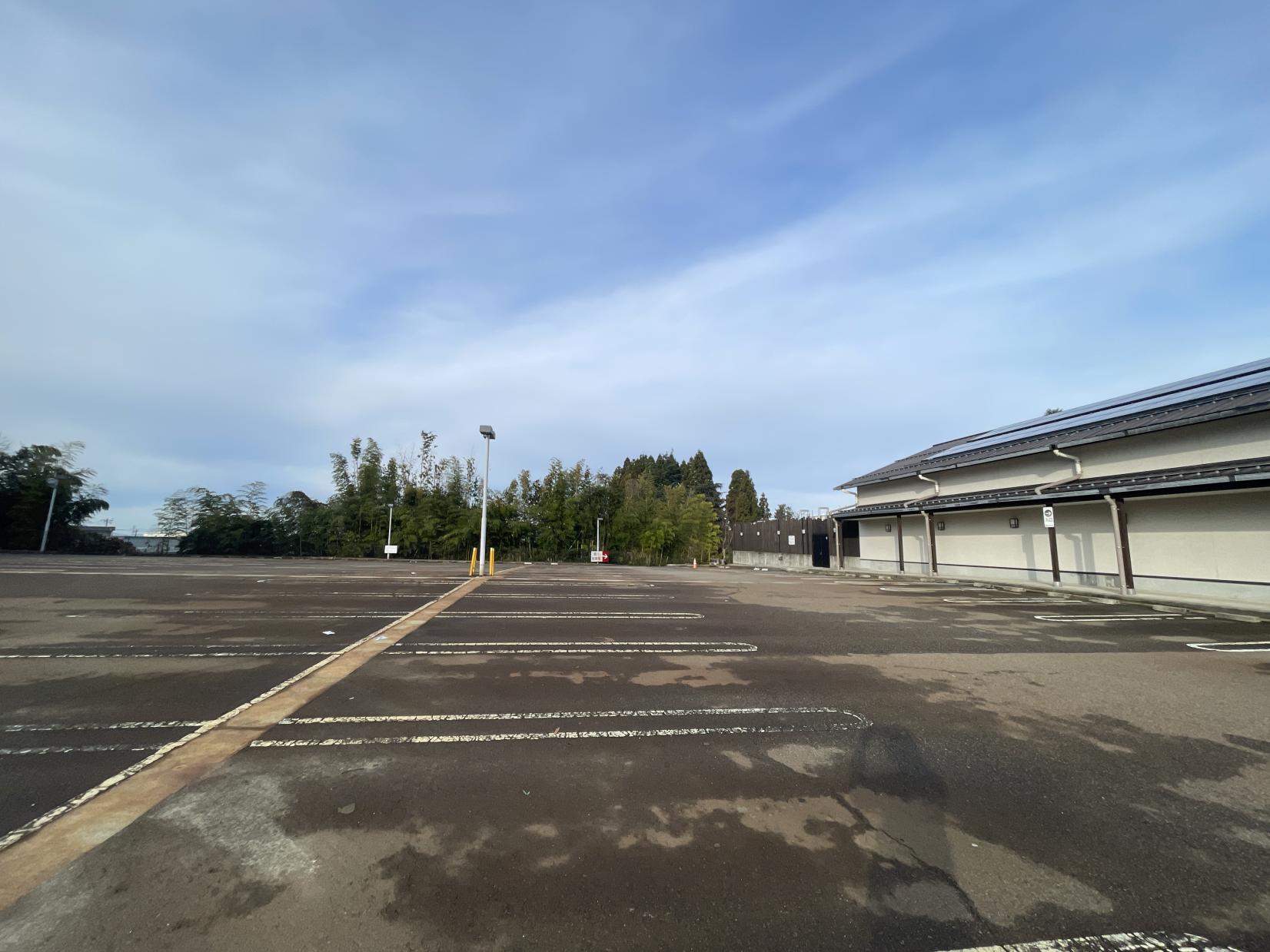 広い無料駐車場を完備！小杉駅からも歩いて行けます。-1