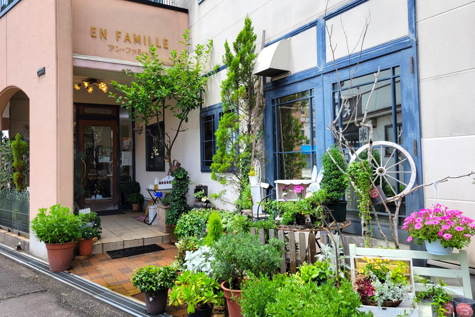 富山市元町にある「アン・ファミーユ」-0