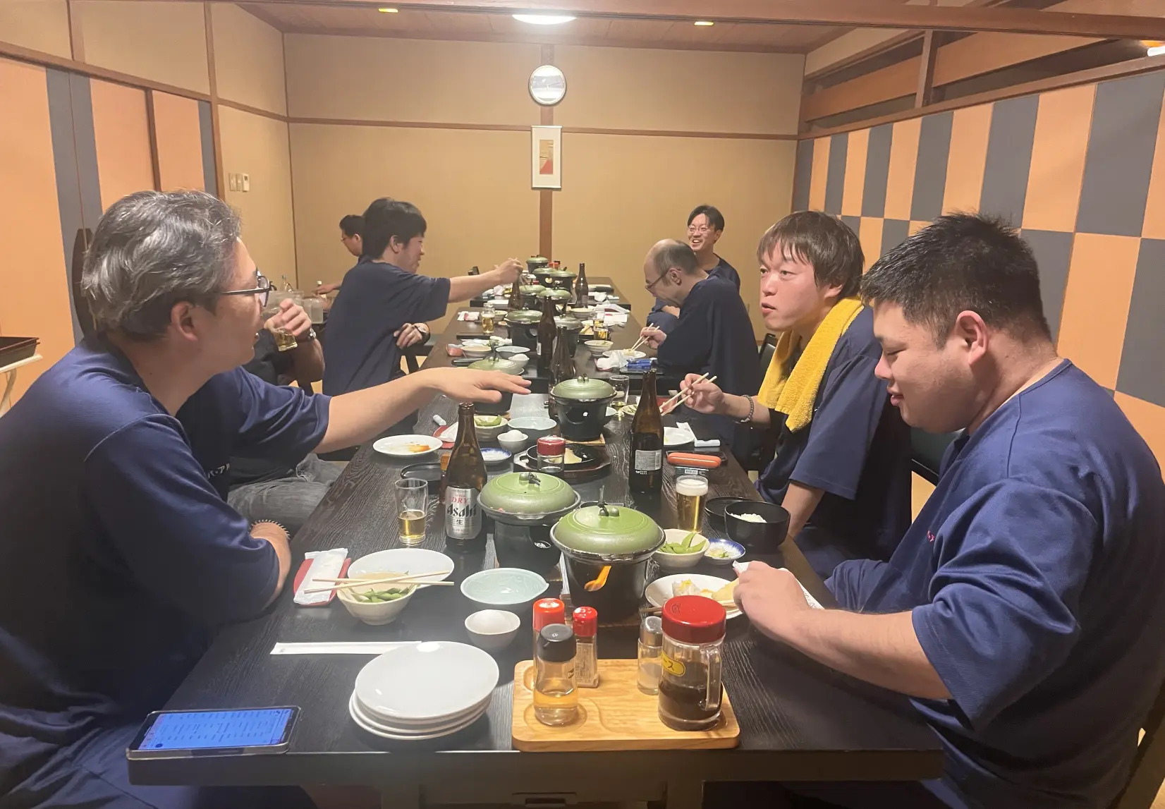 居酒屋メニュー勢ぞろい、個室で乾杯-0