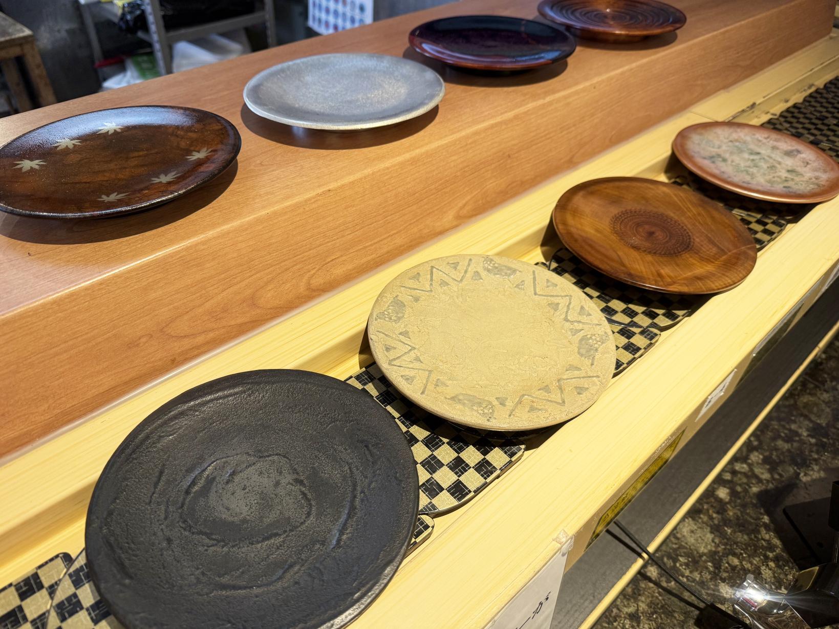 職人の技を感じる　寿司皿がズラリ！-0