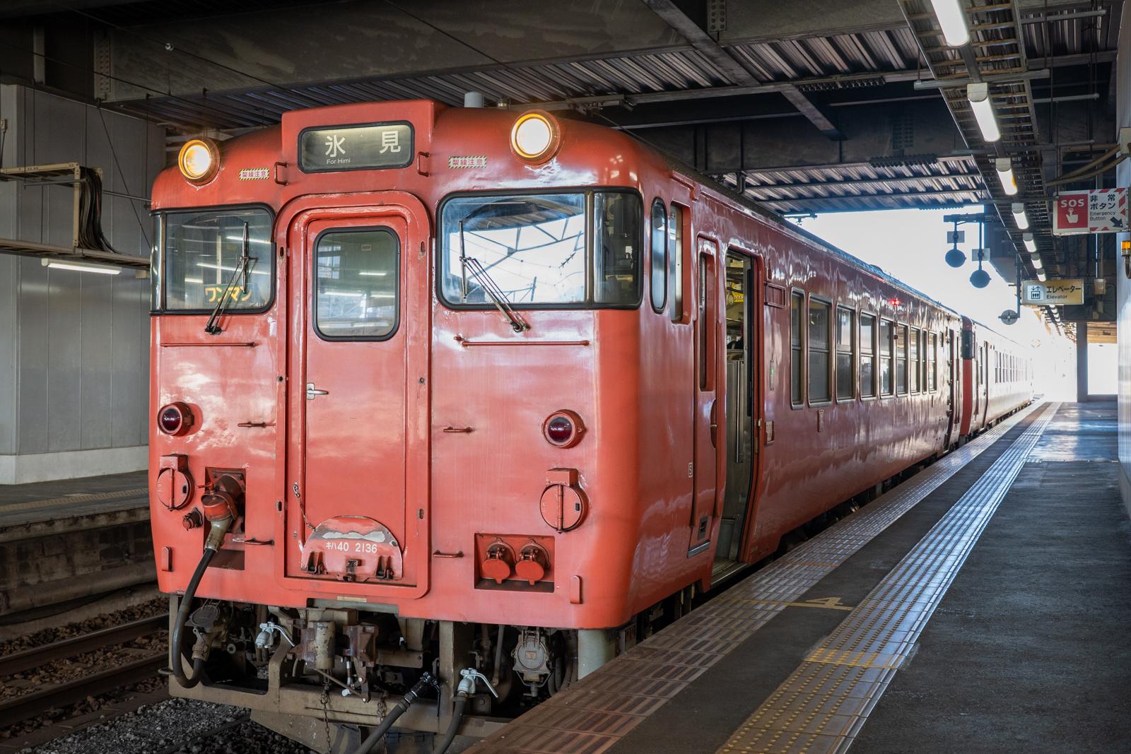 高岡駅からレトロなJR氷見線に乗車！-0