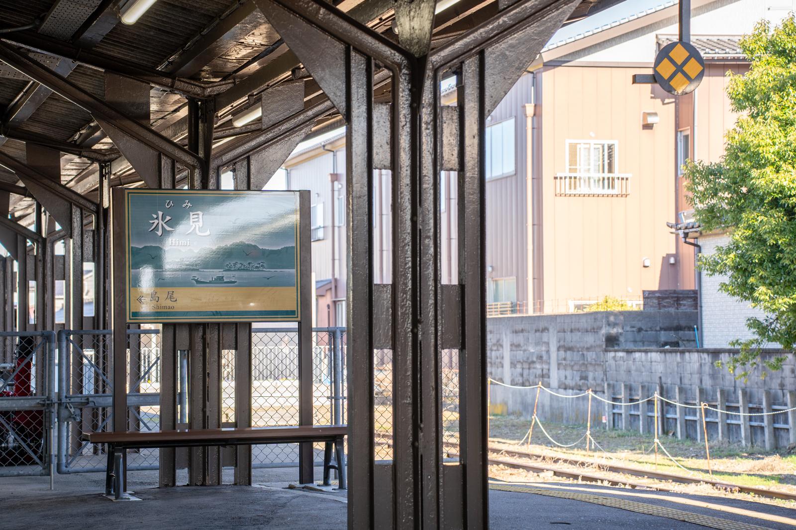 終点の氷見駅で下車-0