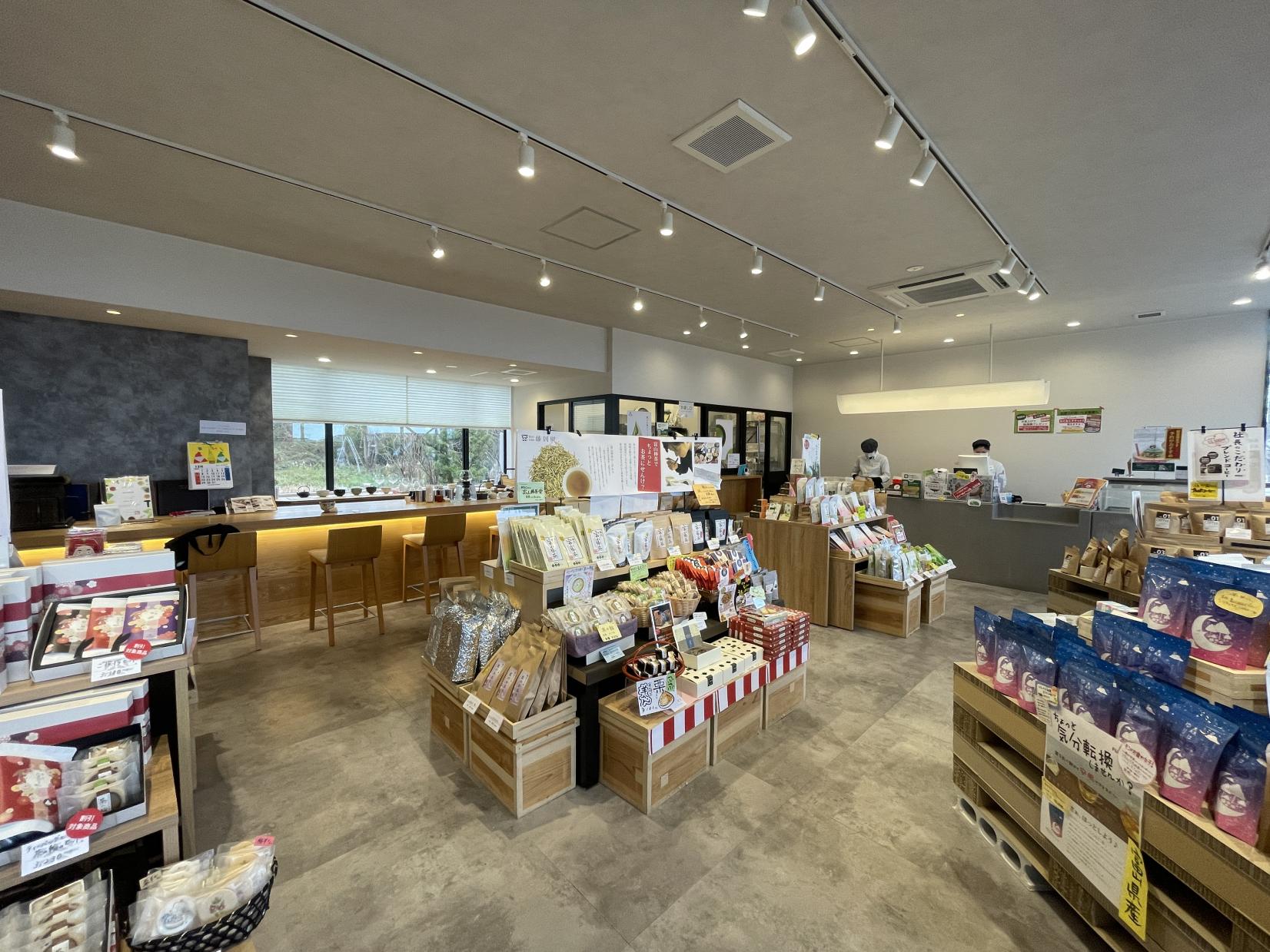 圧巻のお茶とお茶菓子の品揃え！-0