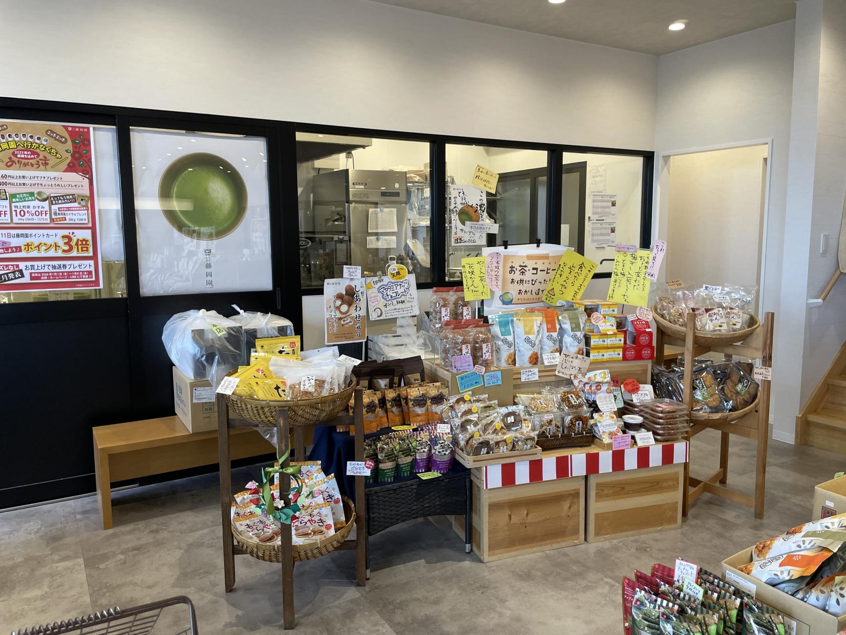 圧巻のお茶とお茶菓子の品揃え！-1