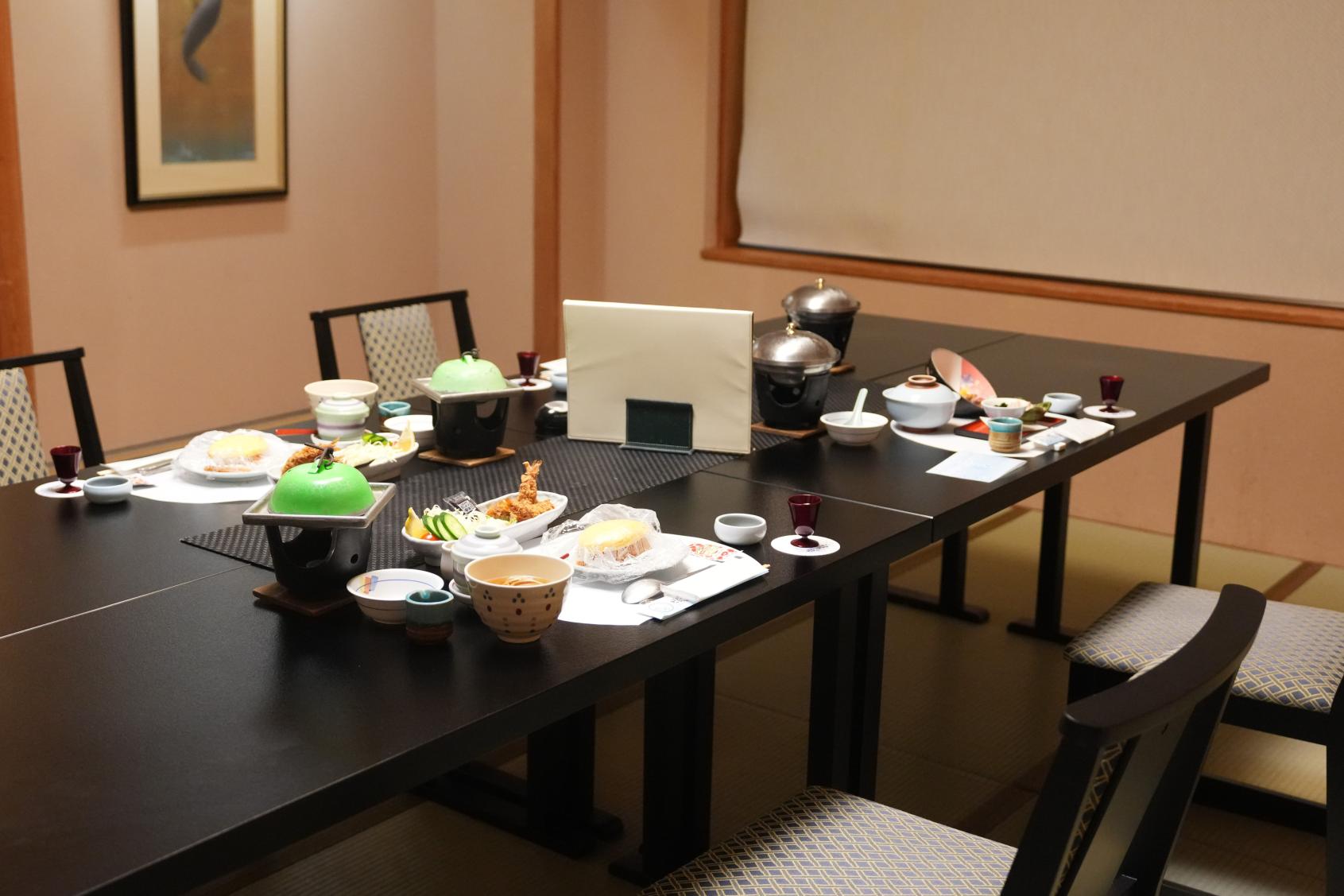 旬の食材を取り入れた夕食懐石-1