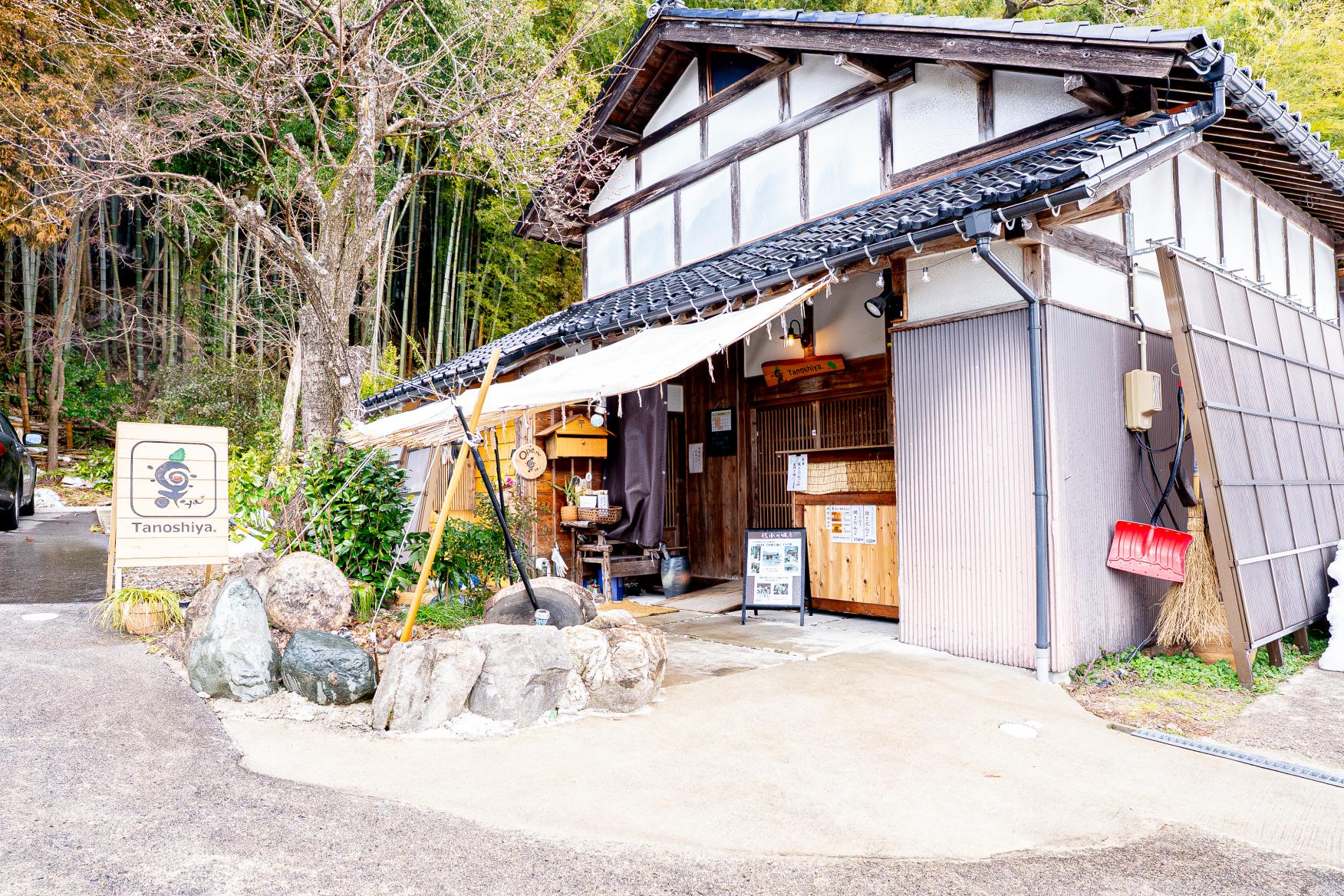 高岡市須田にある古民家を改装した「楽ya」-0