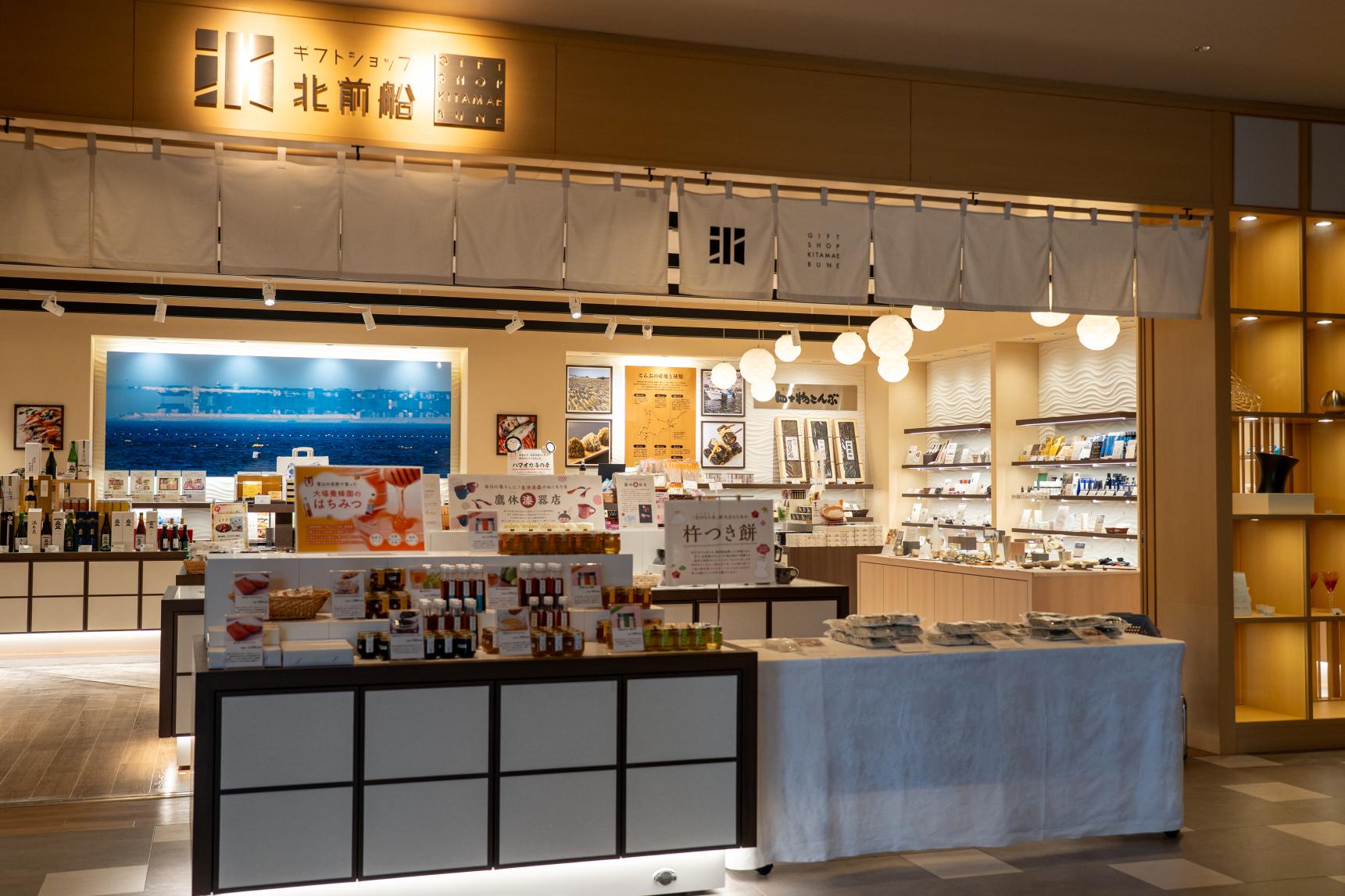 最後は富山名物がずらりと並ぶギフトショップへ-0