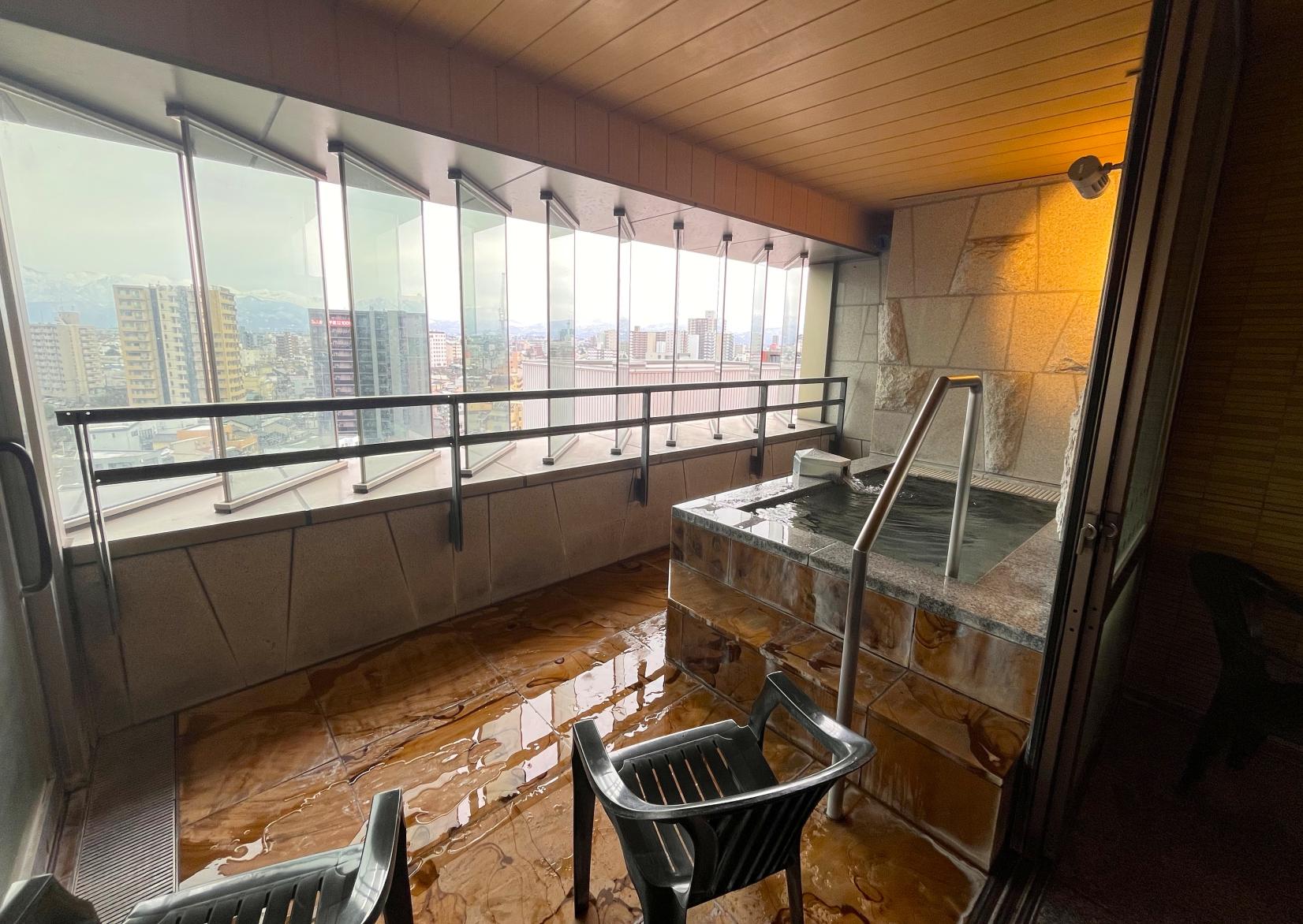 立山を望む最上階の大浴場-1