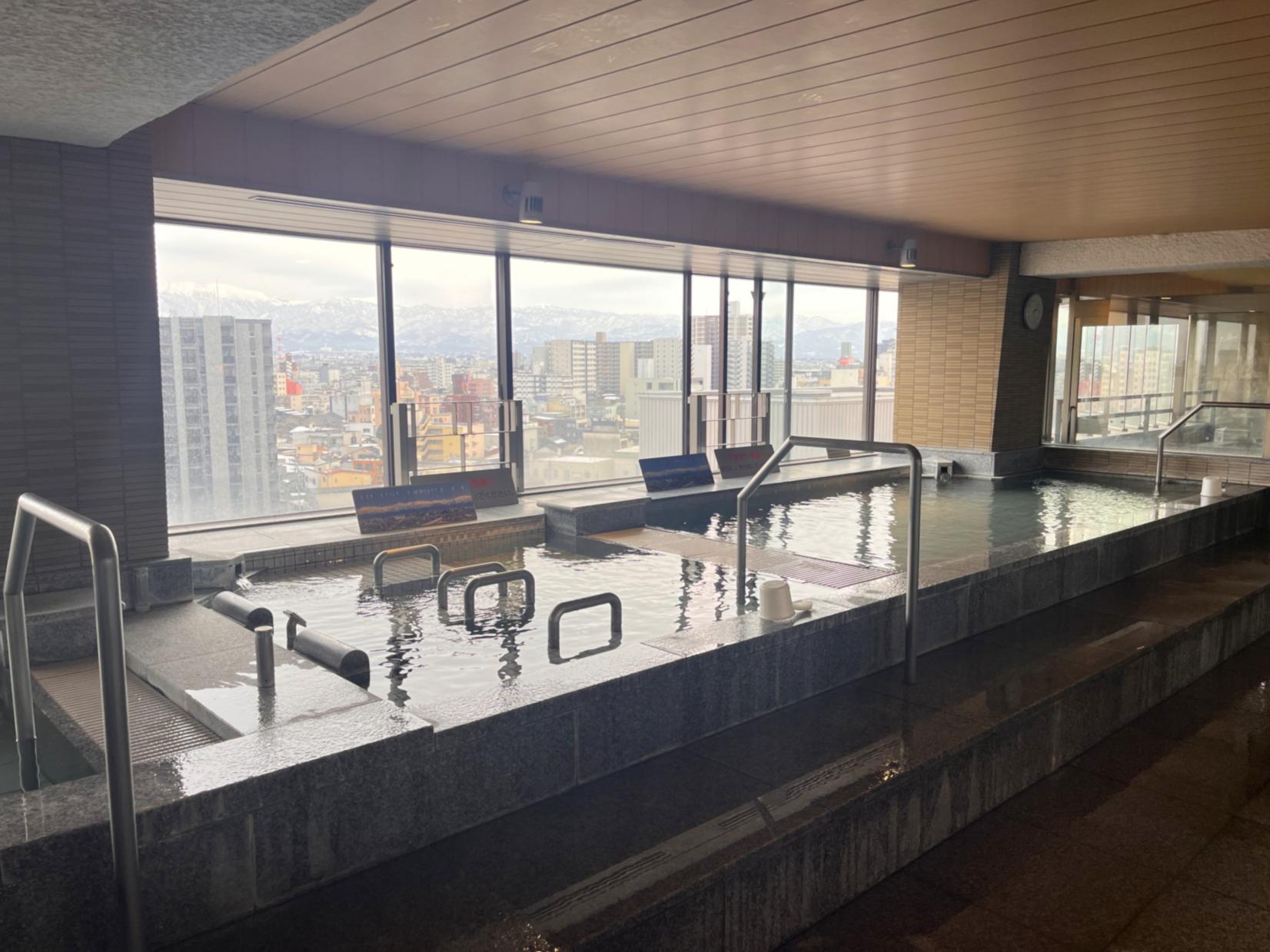 立山を望む最上階の大浴場-0