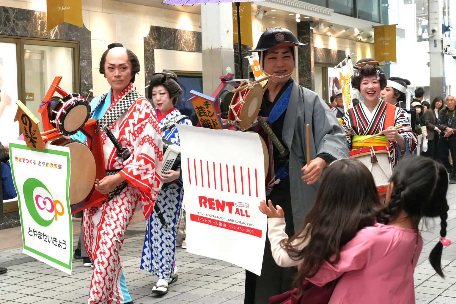 【見どころ③】まちなか練り歩き-0