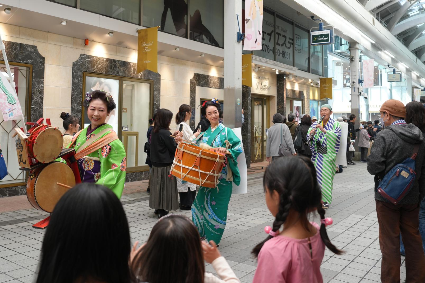 【見どころ③】まちなか練り歩き-1