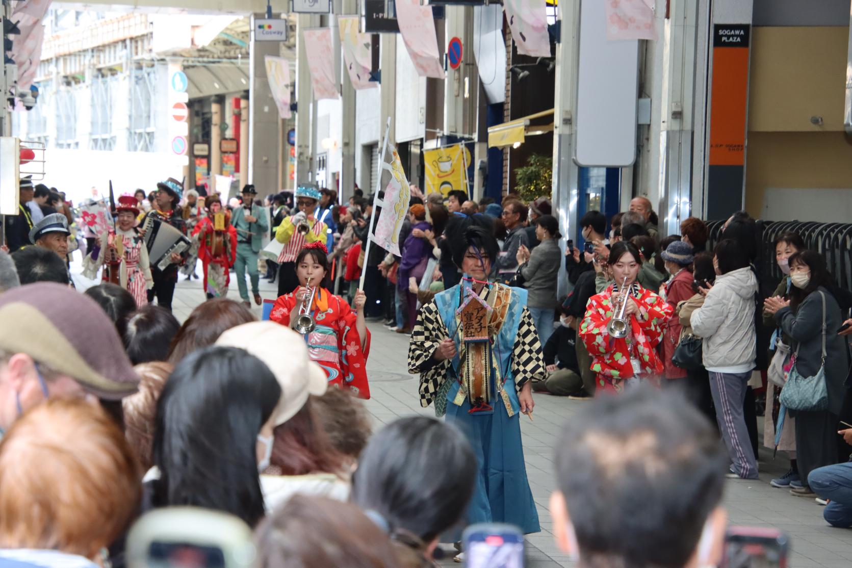 【見どころ④】チンドン大パレード　-0