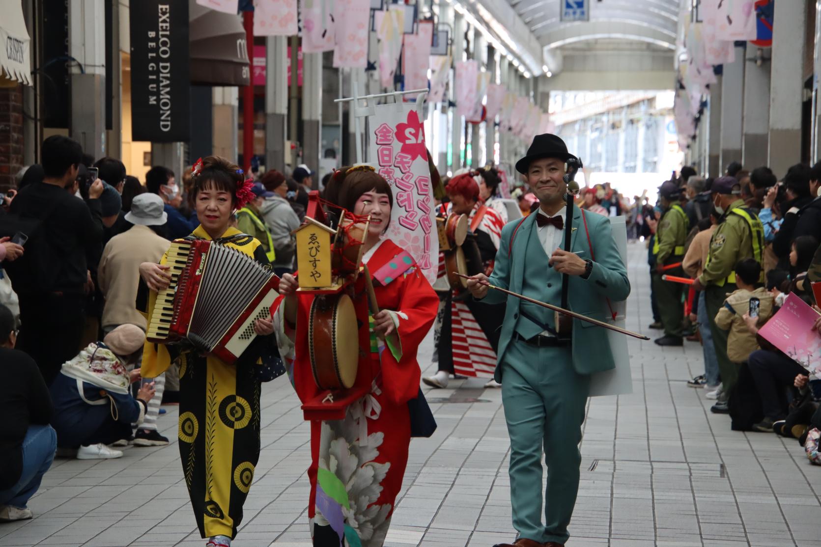 【見どころ④】チンドン大パレード　-1