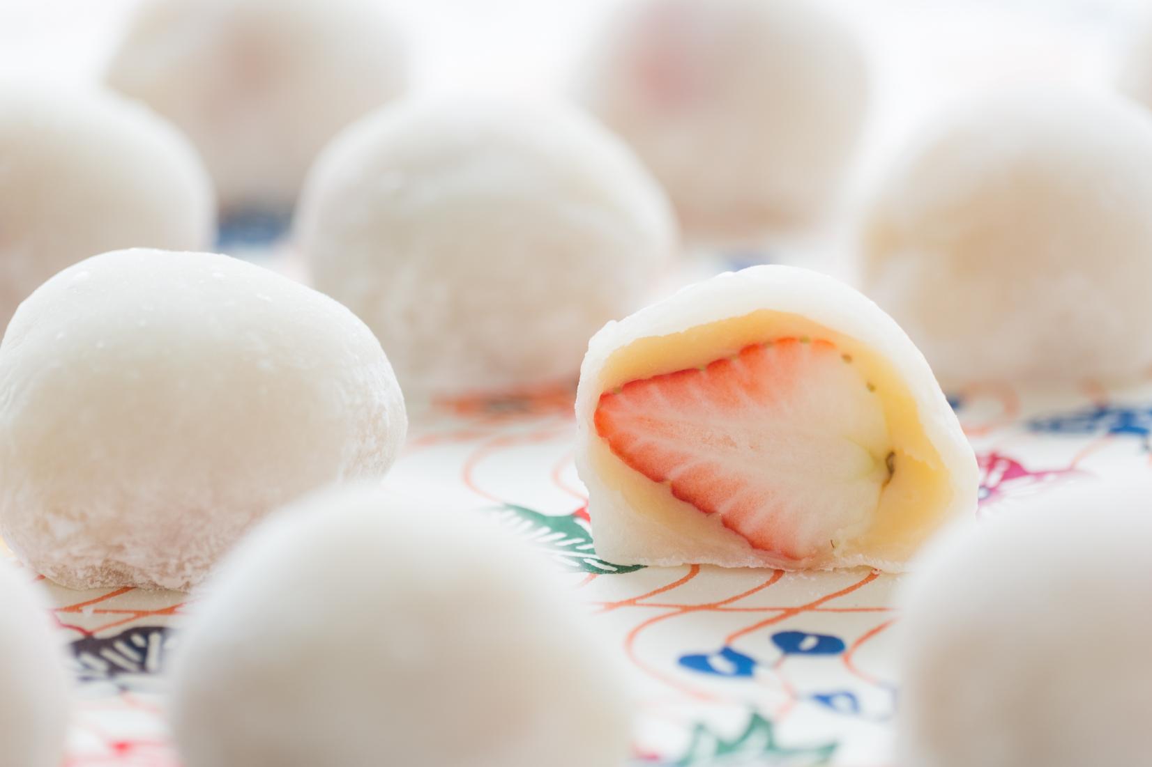 和菓子って面白い。「引網香月堂」のいちご餅-0